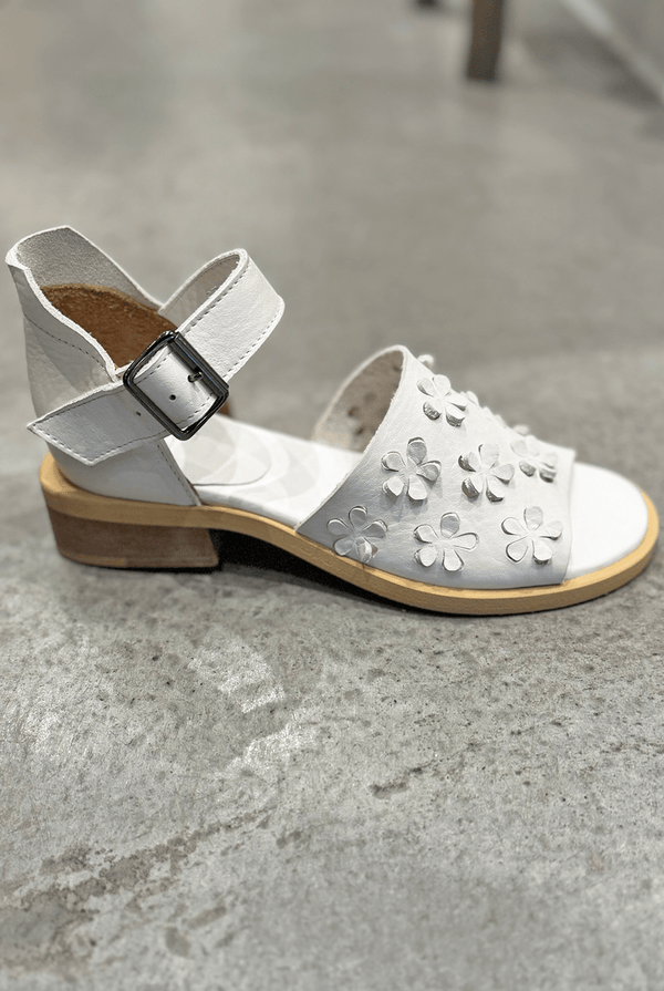 Moma White Leather Low Heal Sandals With Flower Design