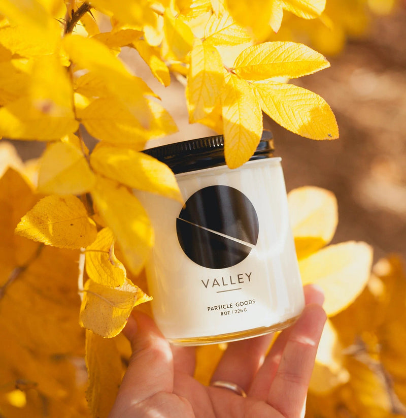 Valley jar candle white in leaves